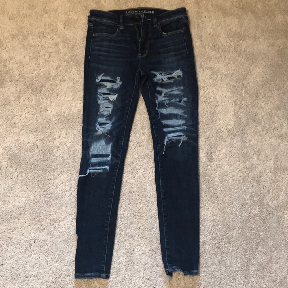 American Eagle hi rise jeggings with rip design.